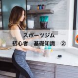 キッチンでドリンクを作る女性の写真